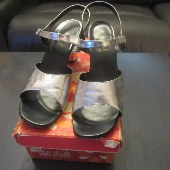 TOTALLY VINTAGE! Silver Clubbing Sandals from the 70's! IN ORIGINAL BOX! ~ Sz 10 - Picture 2 of 11